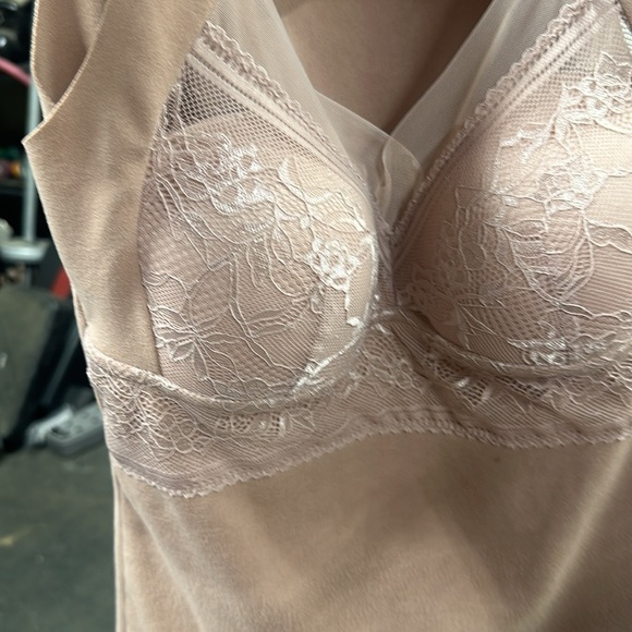 XL nude color sleeveless super duper soft top with padded lace over bust line - Picture 2 of 8